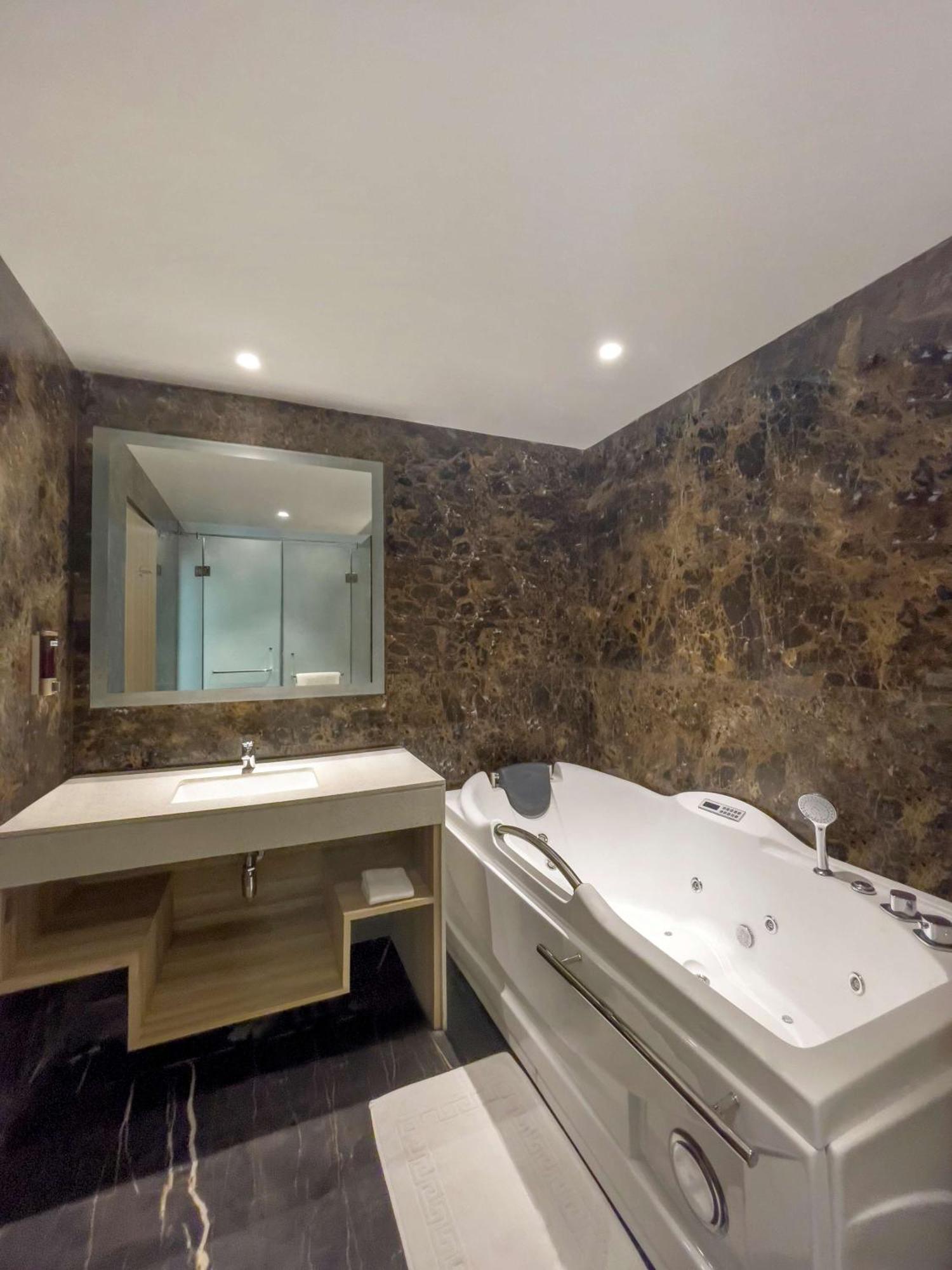 Radisson Hotel Bareilly Airport Extérieur photo